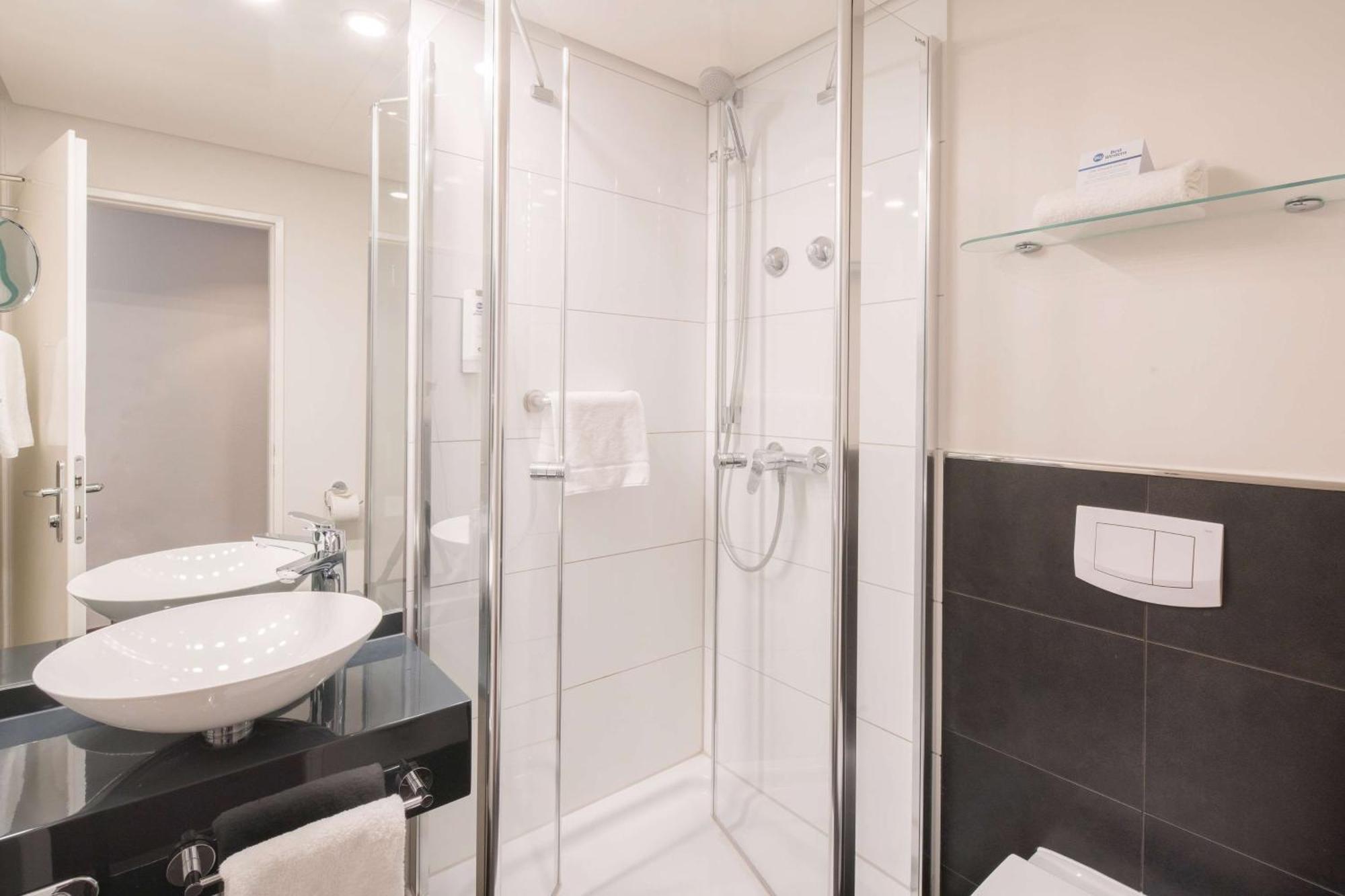 Western International Отель 3*
